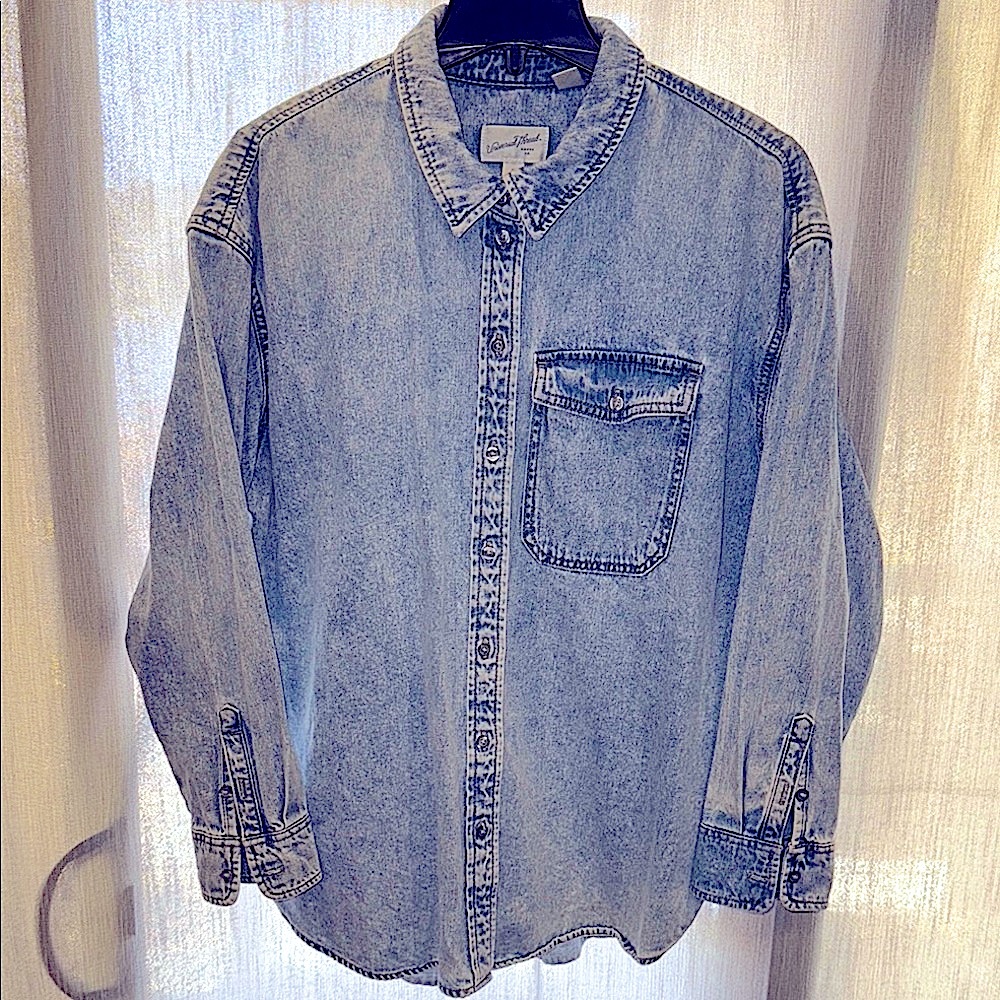 Universal Thread Blue Denim Casual Button Down Shirt oversized fit